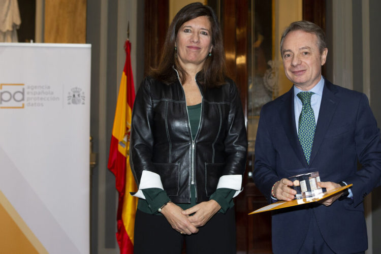 Mar España, directora de la AEPD, y Lorenzo Cooklin, director general FMM